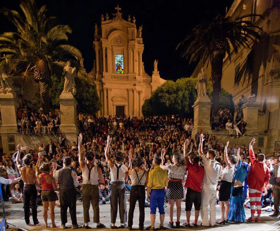 artisti_strada_modica_alta_altarte_chiesa_san_giovanni