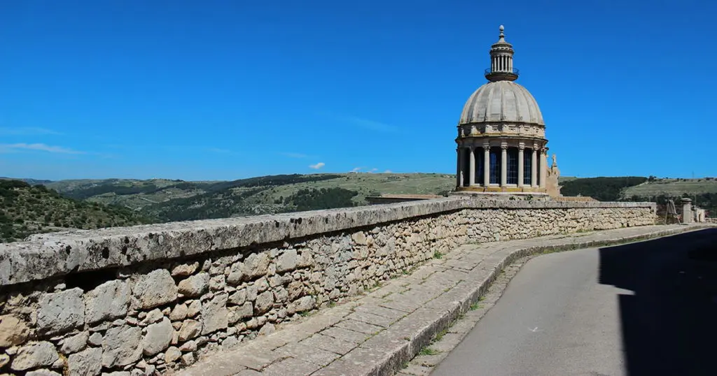 ragusa_ibla_san_giorgio_duomo_cupola_retro